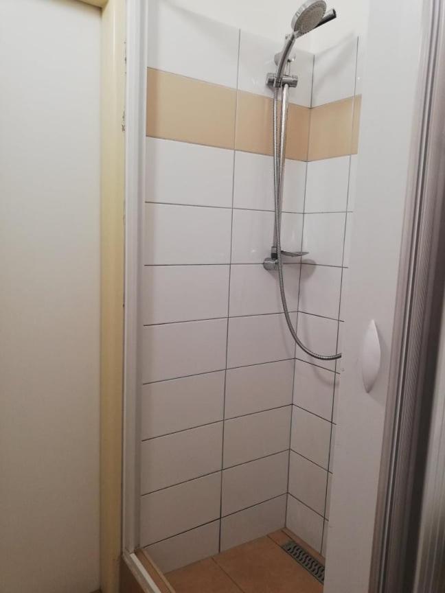 Ubytovna Nobelova Bratislava Esterno foto